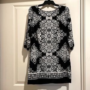 Old Navy black & white print shift dress 3/4 sleeve. Size Small.